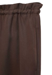 Tejido marrón con una superficie ligeramente texturada; cuenta con una cinturilla elástica y una silueta recta. Material suave y fluido.