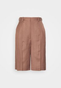Shorts marron taille haute, longueur jusqu'au genou, avec passants pour ceinture et un détail de couture avant, présentés sur un fond blanc uni.