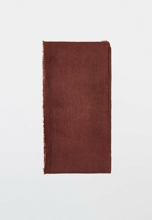 Opgevouwen rechthoekige bruine stof met aan één zijde een licht rafelige rand, geplaatst tegen een effen lichte achtergrond.