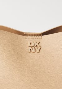 DKNY JOSIE TOTE - Maisiņveida soma - cappuccino