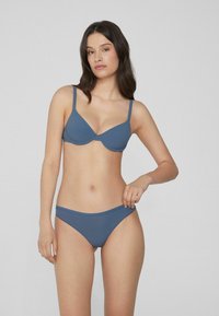 Blaue BH und passende Bikini-Höschen, aus einem glatten Material gefertigt. Der BH verfügt über Unterwäsche und verstellbare Träger, während das Höschen einen nahtlosen Bund hat.