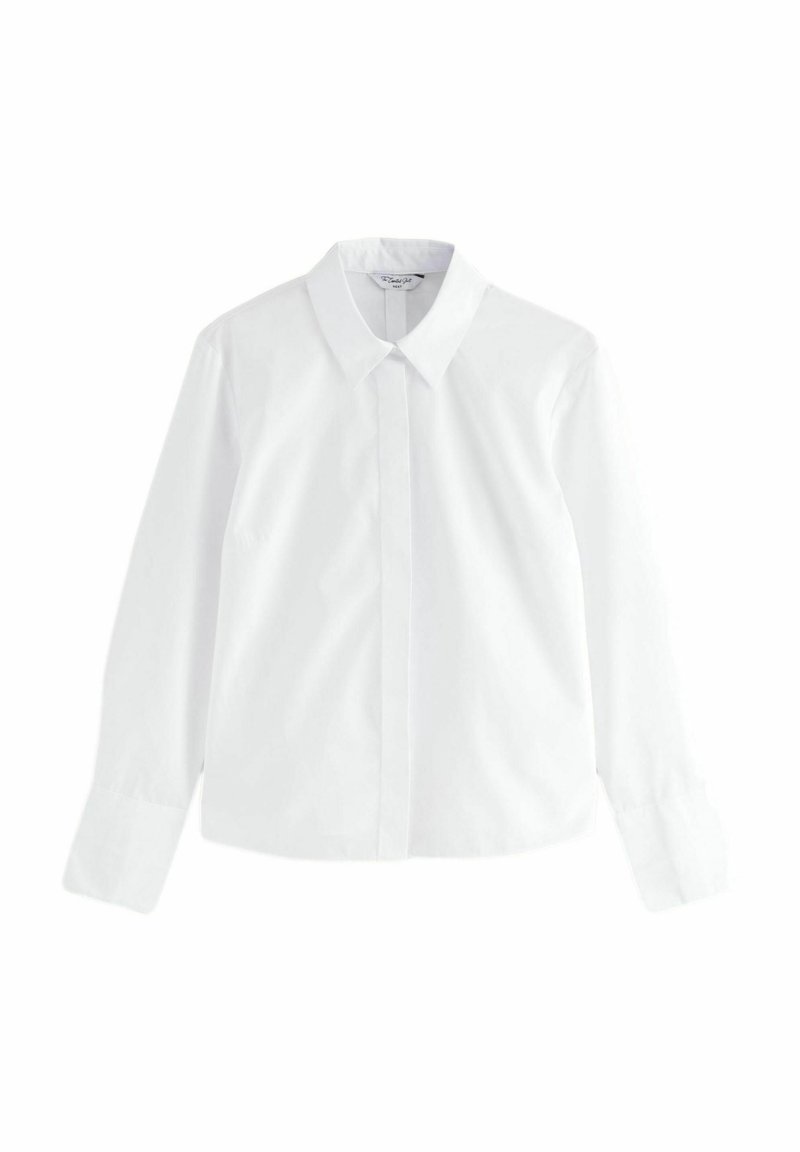 Chemise blanche à manches longues avec col, boutons cachés et poignets boutonnés, posée à plat sur un fond blanc.
