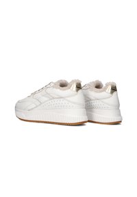 Witte sneakers van textured leer, met een pluche bontvoering, gouden accenten en een dikke, gegroefde rubberen zool. Laag model met geperforeerde details.
