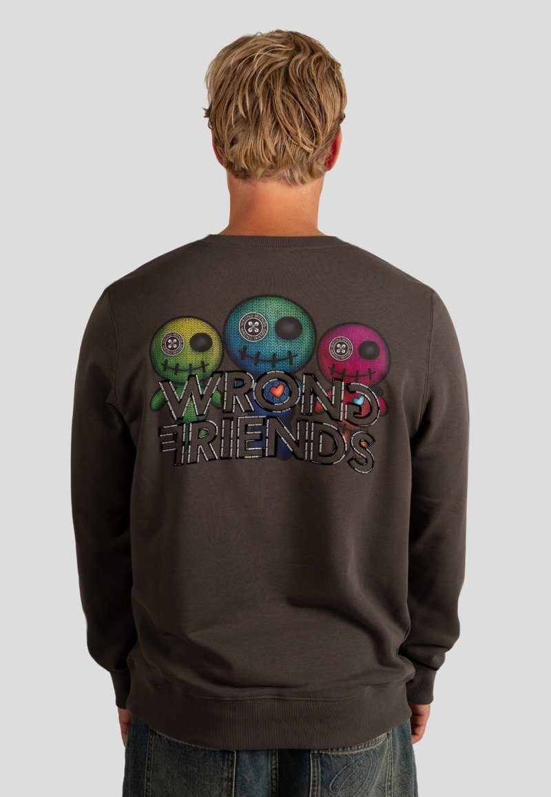 Felpa grigia con grafica di teschi colorati e la scritta "WRONG FRIENDS" sulla schiena; collo e polsini a coste.