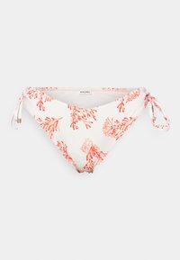 Bikini hlače v beli tkanini s koralnimi rdečimi vzorci. Imajo nizko zasnovo s prilagodljivimi vezalkami na straneh in subtilnimi kovinskimi detajli.