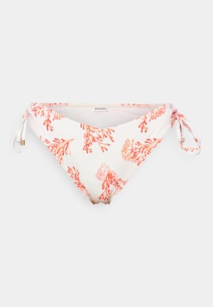 Bikini de fondo blanco con patrones rojos similares a corales. Presenta un diseño de corte bajo con lados ajustables atados y sutiles acentos metálicos.