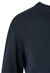 Mørkeblå genser med ribbestrikket rund hals og teksturert strikket stoff. Har noe senkede skuldre og rene finish på sømmene.
