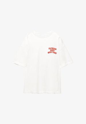 Biela bavlnená tričko s krátkymi rukávmi, na ľavej hrudi má červený text, ktorý znie: "DNES SA CÍTIM OVOCNE DOBRE".