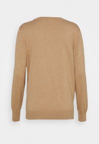 Pull en maille beige, col rond, manches longues, poignets et ourlet côtelés, texture lisse, tissu léger.