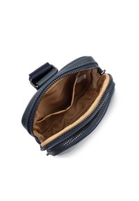 Borsa circolare in pelle blu con chiusura a zip. Interno foderato in tessuto beige con divisoria centrale e texture liscia.