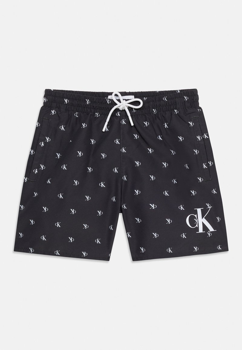 Schwarze Badeshorts mit weißem CK-Logo-Muster, elastischem Bund, weißem Kordelzug, Seitentaschen und großem CK-Logo am linken Bein.