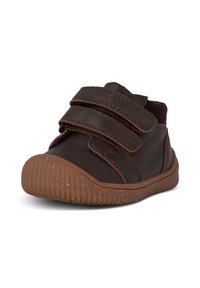 Scarpe in pelle marrone per bambini, con due cinturini a strappo, punta arrotondata e suola in gomma testurizzata con scanalature verticali.