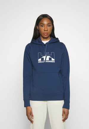 Granatowy hoodie wykonany z mieszanki bawełny, z kieszenią z przodu, kapturem ze sznurkiem oraz białym logo "Helly Hansen" na klatce piersiowej.