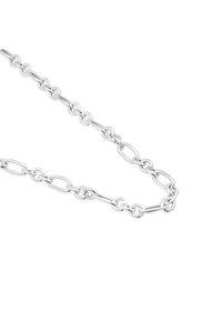 Collana in metallo argento con anelli ovali allungati, finitura lucida, texture liscia e forme circolari e rettangolari alternate.