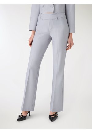 - Spodnie materiałowe