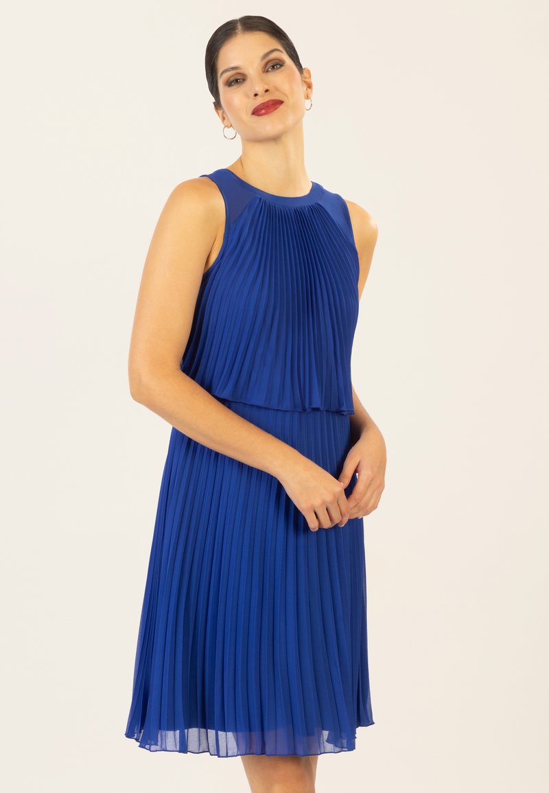 Blaues plissiertes Kleid mit ärmellosem Design und rundem Ausschnitt. Leichter Stoff, fließende Form mit geschichteten Falten für zusätzliche Textur.