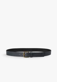Cinturón de cuero en negro con textura suave, con una hebilla de latón y varios agujeros para ajuste. Diseño simple y clásico.