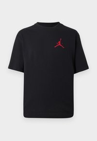 Fekete pamut póló kerek nyakkivágással, rövid ujjal és piros Jumpman logóval a mellkasán, laza szabással és sima textúrával.