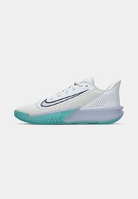 Chaussure de sport blanche avec un dessus texturé, des accents noirs et une semelle en caoutchouc vert menthe. Présente un design épuré et aérodynamique avec des perforations.