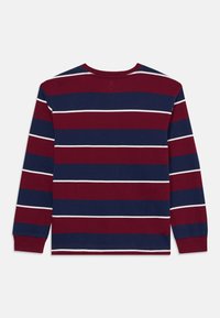 Chemise à manches longues avec des rayures horizontales bordeaux, bleu marine et blanche. Tissu en coton doux avec un col rond.