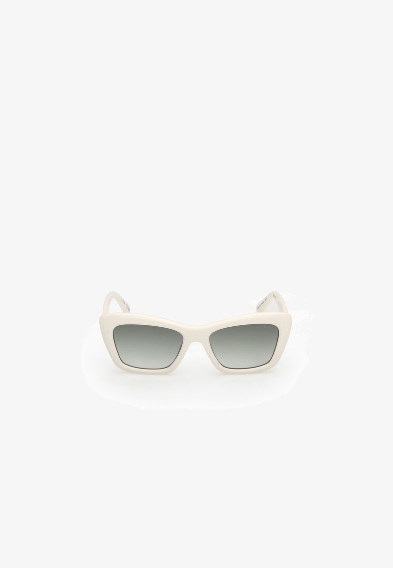 Solenglasögon med katterdesign, vit plastbåge, grå gradientlinser och tunna glasögonstänger med subtil märkeskänsla.