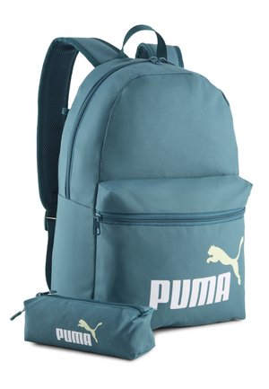 Niebieski plecak Puma z przednią kieszenią na zamek oraz pasującym piórnikiem, oba z białym logo Puma i symbolem skaczącego kota.