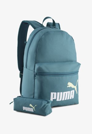 Kék Puma hátizsák elülső cipzáras zsebbel és hozzáillő tolltartóval, mindkettőn fehér Puma logó és ugró macska szimbólum.