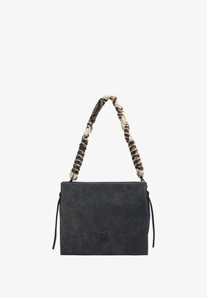 Sac à main en simili cuir bleu foncé avec une poignée en tissu tressé. Présente un emblème de crâne et un design plat. Surface texturée avec des accents minimaux.