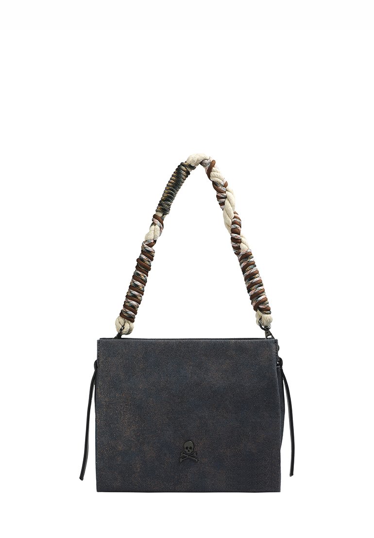 Sac à main en simili cuir bleu foncé avec une poignée en tissu tressé. Présente un emblème de crâne et un design plat. Surface texturée avec des accents minimaux.