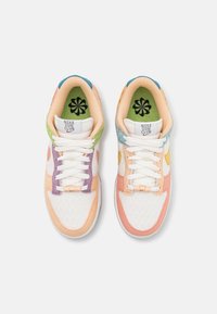 Nike Sun Club-sneakers har en ovandel i vitt mesh och läder med färgade detaljer i persika, blått, grönt och lila. Inkluderar mönstrade innersulor.