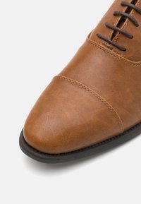 Pier One UNISEX - Snøresko - cognac