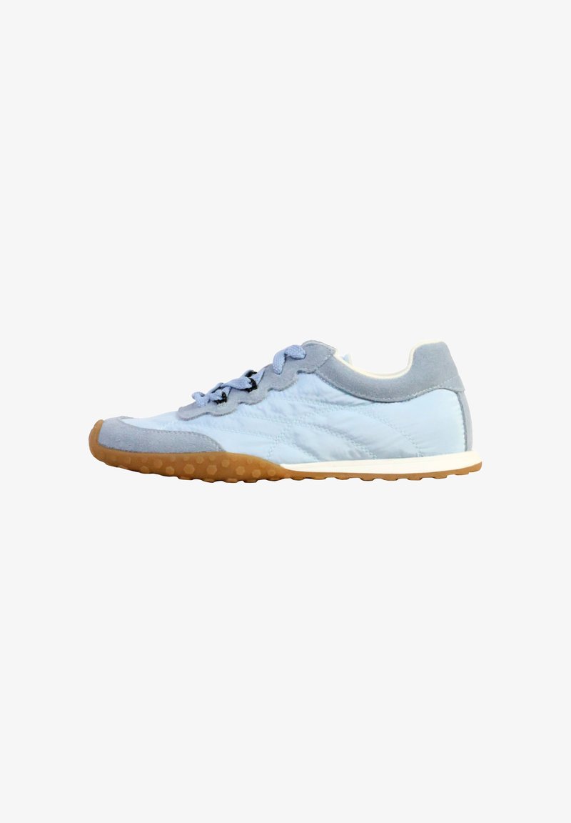 Baskets bleu clair avec des accents en cuir suédé gris, des lacets bleu clair et une semelle en caoutchouc brun texturée, présentées de profil sur fond blanc.