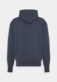 Marineblauwe hoodie met een trekkoord in de capuchon, ribbelmanchetten en -zoom, een zachte, gladde textuur en een minimalistisch ontwerp.