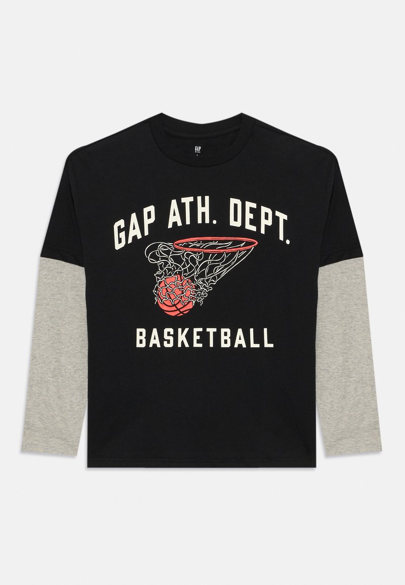 Fekete pamut hosszú ujjú póló szürke ujjal, amelyen a "GAP ATH. DEPT. BASKETBALL" felirat és egy kosárlabda, valamint egy gyűrű grafika látható.