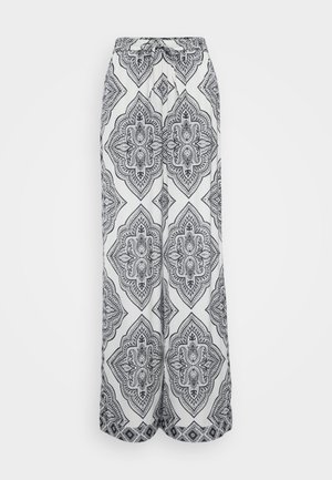 Pantalones de pierna ancha con un patrón geométrico en blanco y negro. Presentan una cintura con cordón, tejido ligero y una silueta fluida.
