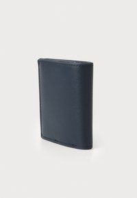 Carteira de couro azul-marinho com uma textura suave, formato retangular compacto, bordas arredondadas e detalhes de costura ao longo das laterais.