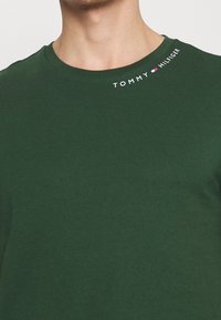 Tommy Hilfiger Triko s potiskem - dark green