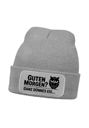 Graue Strickmütze mit umgeschlagenem Bündchen und einem weißen Aufnäher. Der Aufnäher zeigt schwarzen Text und eine Eulen-Grafik mit der Aufschrift „Guten Morgen? Ganz dünnes Eis...“.