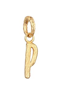 Pendentif en métal doré, présentant une forme stylisée en "D" texturée avec une attache en boucle. La surface a une finition rustique.