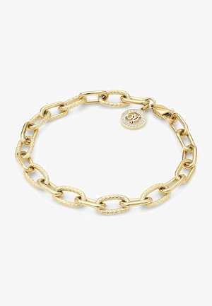 Gouden kettingarmband met verstrengelde schakels, textuuraccenten en een ronde charm met een logo omringd door fonkelende stenen.