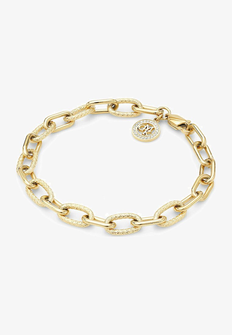 Guldarmband med hopade länkar, texturerade detaljer och en cirkulär berlock med en logotyp omgiven av glittrande stenar.