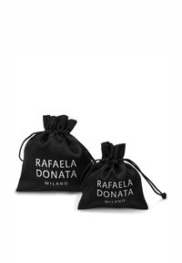 Črne satenske torbice na vrvico, ena večja in ena manjša, z belim tiskanim besedilom: "RAFAELA DONATA MILANO." Gladka tekstura, preprost dizajn.