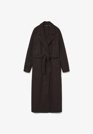 Tumepruun villane jakk, millel on pikk siluett, suured klapid, vööga vöökoht ja kaks esikot. Valmistatud pehmest, tekstureeritud kangast.