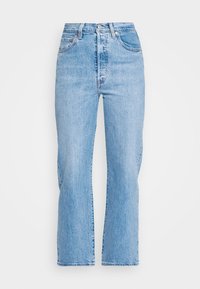 Jean bleu clair taille haute à jambes droites, fermeture devant par bouton et zip, poches avant et arrière, et passants pour ceinture.