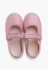 Rosa Glitzer-Mary-Jane-Schuhe mit runder Zehe, elastischem Riemen und offenen Seiten. Obermaterial aus weichem Stoff und weiße Gummisohle.
