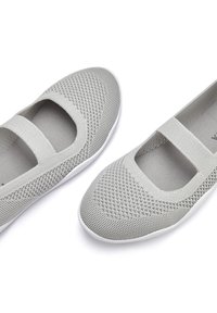 Graue Mesh-Ballettschuhe mit einem elastischen Riemen, weißen Gummisohlen und strukturiertem Obermaterial für Atmungsaktivität. Abgerundete Zehenform.