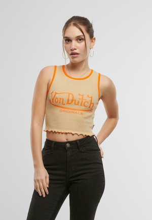 Beige, kort t-skjorte med oransje detaljer og scalloped nederkant, med "Von Dutch Originals"-logo i fet oransje skrift.