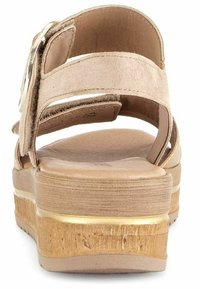 Sandalo platform in suede beige con doppie cinghie, soletta imbottita e base in legno strutturato, con un accento metallico dorato.