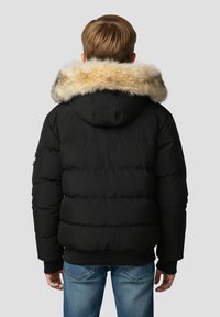 Sort dunjakke med hætte, med en imiteret pelskrave og ribstrikkede manchetter. Stoffet virker glat og isolerende, velegnet til koldt vejr.