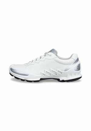 Witte sportieve schoen van leer met zilveren accenten, voorzien van een ademend bovenwerk, een gestructureerd patroon en een zwarte rubberen zool voor grip.